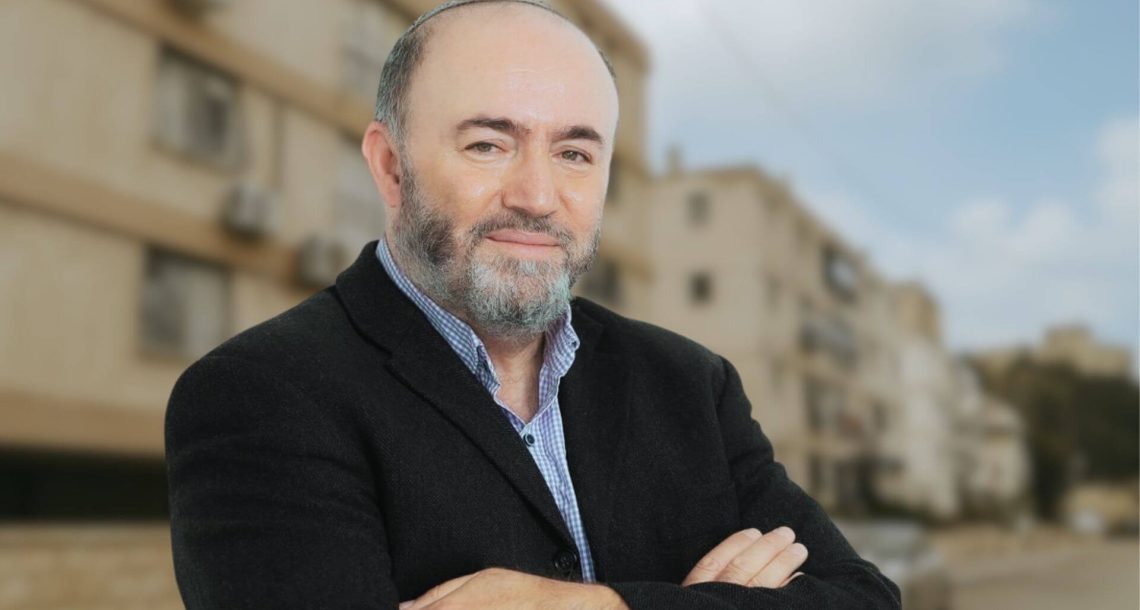 גדל בשיכון ברמלה, נוסע ברכבת: המנכ"ל שרוצה שנפסיק לשלם ריבית גבוהה על הלוואות