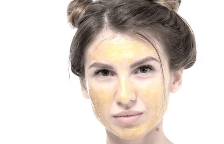 טיפול פנים זוהר בבית: בדקנו את ערכת הזהב של לאורקס