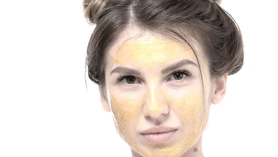 טיפול פנים זוהר בבית: בדקנו את ערכת הזהב של לאורקס