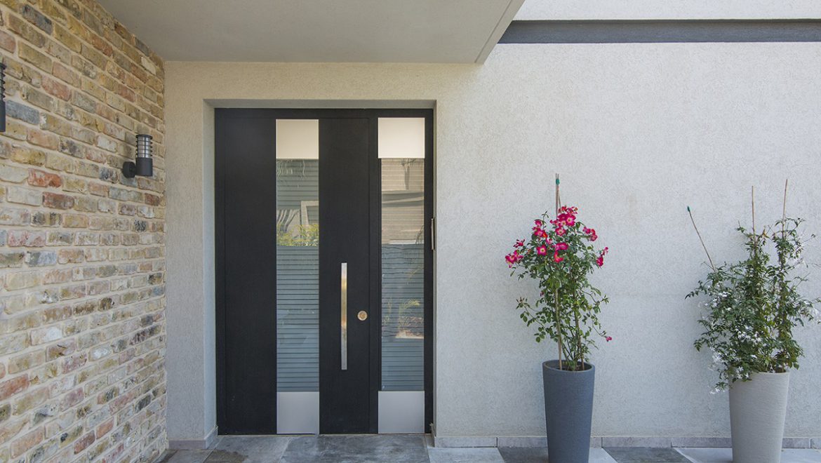 סגנון מודרני, יפני או אבסטרקטי: כך תבחרו דלת כניסה מעוצבת לבית